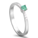 Anel em ouro branco com Esmeralda e Diamantes
