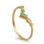 Anel ouro 19.2K com diamantes e esmeraldas