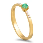 Anel em ouro amarelo com Esmeralda e Diamantes