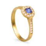 Anel em ouro amarelo com pedra azul quadrada